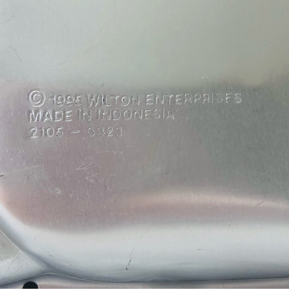 Wilton Santa’s List Cake Pan - Picture 5 of 5